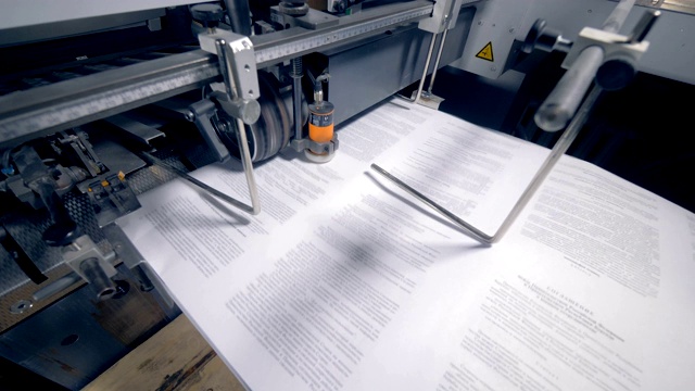 用特殊传送带打印的纸，特写。视频下载