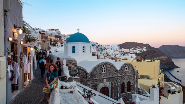 延时摄影:希腊伊亚市圣托里尼岛的游客与日出，4k分辨率。视频素材