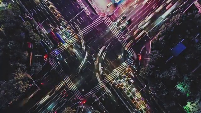 T/L WS HA無人機夜間城市街道十字路口的視角視頻下載