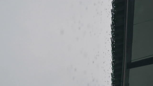SLO MO雨水从屋顶超级慢的动作视频素材