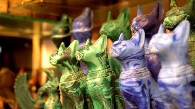埃及石猫和其他产品的雕像在埃及的商店货架上视频下载