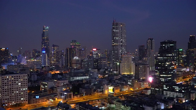 夜间曼谷的城市景观和高速公路上的交通视频素材