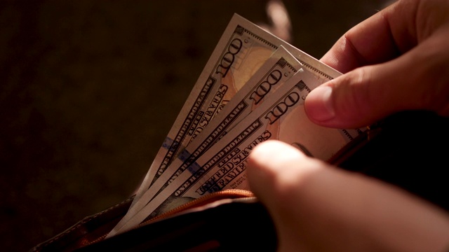 手指重新计算钞票本富兰克林签字100美元视频素材