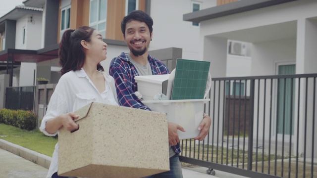 一个男人和一个女人手里拿着移动的箱子和家具视频素材