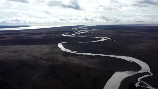 航拍冰岛南部一条引人注目的河流视频下载