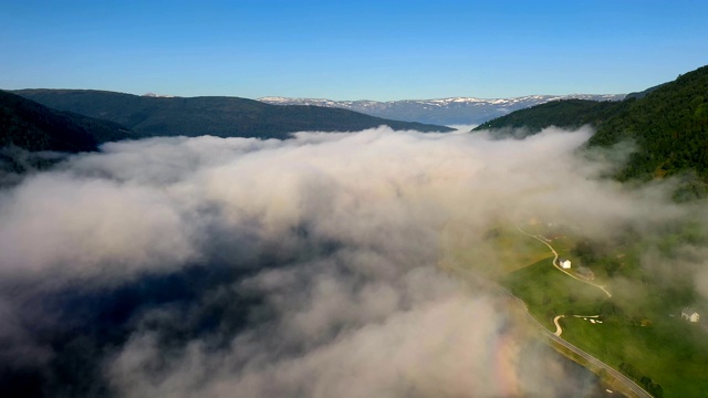 航拍云上美丽的挪威自然。视频下载