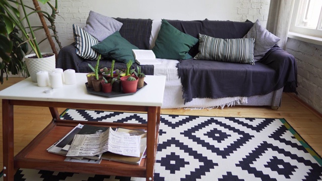 舒适的环保公寓，木地板和天然材料的设计。沙发和咖啡桌在一个斯堪的纳维亚的内部。Hygge或Lagom视频素材