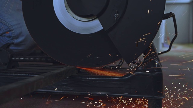 SLO莫;切割金属时产生火花的角磨机。切钢。视频素材
