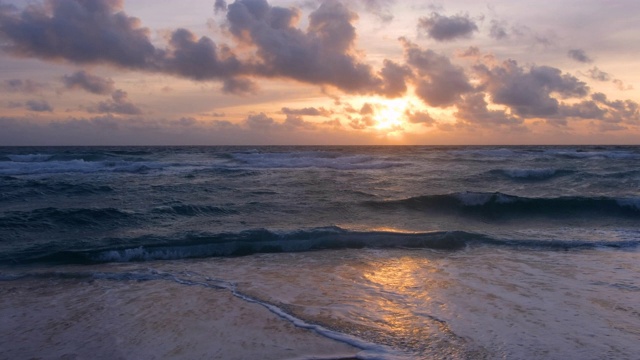 海滩上的海浪和日落美景视频素材