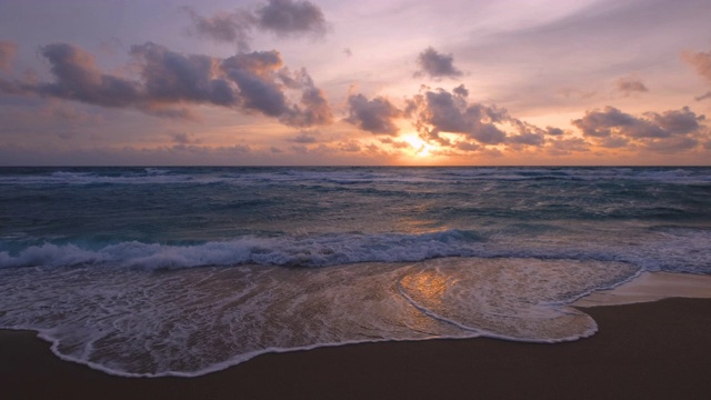 田园诗般的日落在海洋视频下载