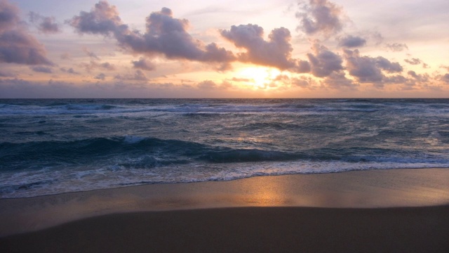 日落时大海对着多云的天空视频素材