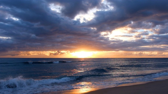 日落时大海对着多云的天空视频素材