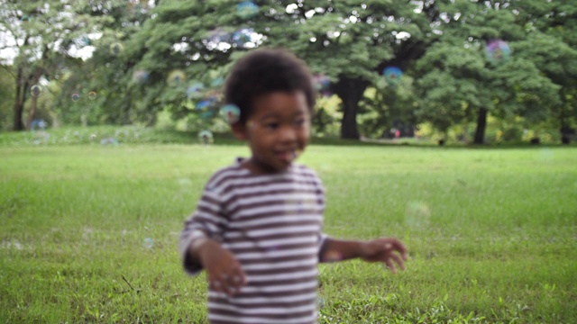 孩子们在公园里玩泡泡视频素材