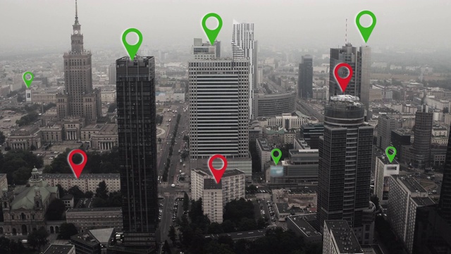 航拍华沙市中心与本地化图标。视频下载