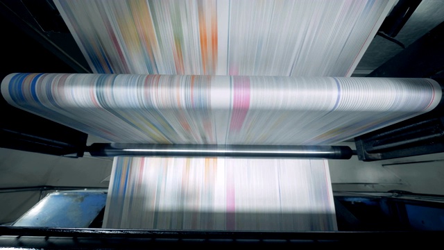 自动传送带在工厂移动印刷报纸。视频素材