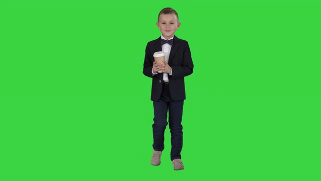 一个男孩穿着正装拿着外卖咖啡走在绿屏上视频素材