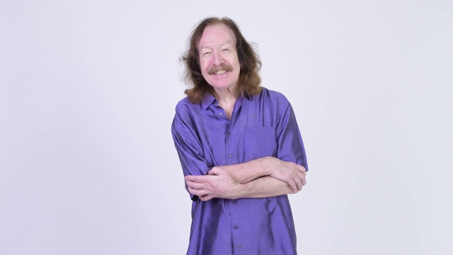 一个留着胡子，穿着丝质紫色衬衫的老人视频素材
