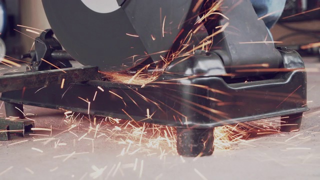 切割金属时产生火花的角磨机。视频素材