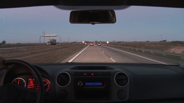 清晨高速公路上的汽车。司机的观点。视频素材