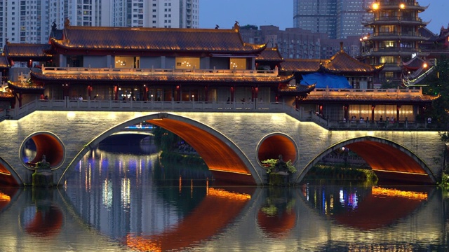 风景近景照明安顺桥在晚上与人走在桥上在四川成都中国视频下载