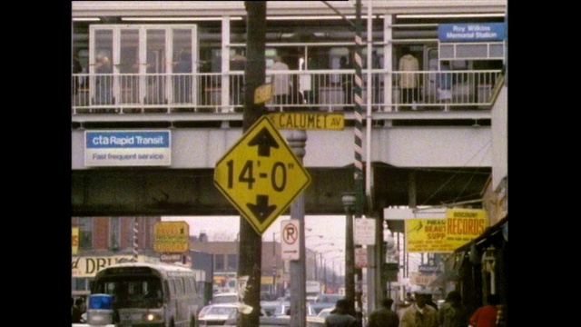 从高架火车向下倾斜到芝加哥街道;1985视频下载