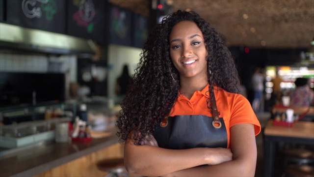 非洲裔餐馆服务员/老板的肖像视频素材