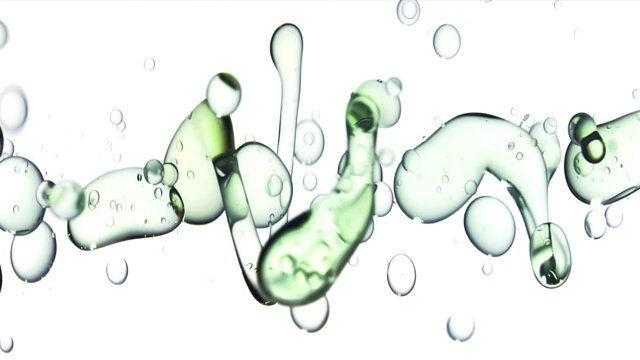 近距离和缓慢的运动倒浅绿色的油从左边和创造一排泡沫水下，而反弹在白色的背景视频素材