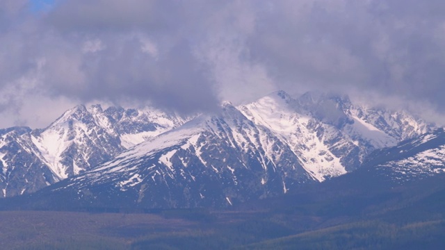 白雪覆盖的高塔特拉斯全景。山峰高耸入云视频下载