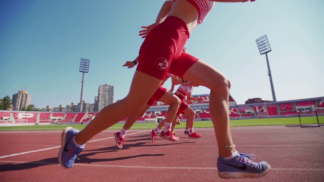 女性运动员在起跑线上视频下载