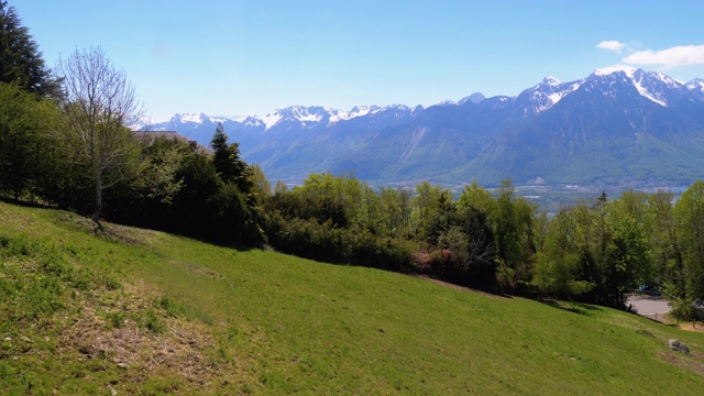 从窗外的山火车日内瓦湖，瑞士住宅和阿尔卑斯山在蒙特勒城视频下载