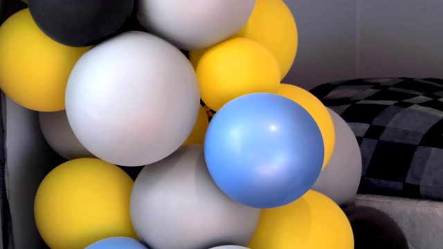 沙发边上的彩色气球视频下载