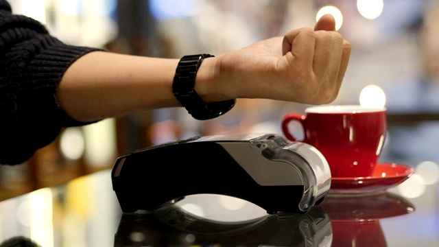 4k慢镜头，顾客在咖啡店通过移动应用付款，电子商务无钱概念。视频购买
