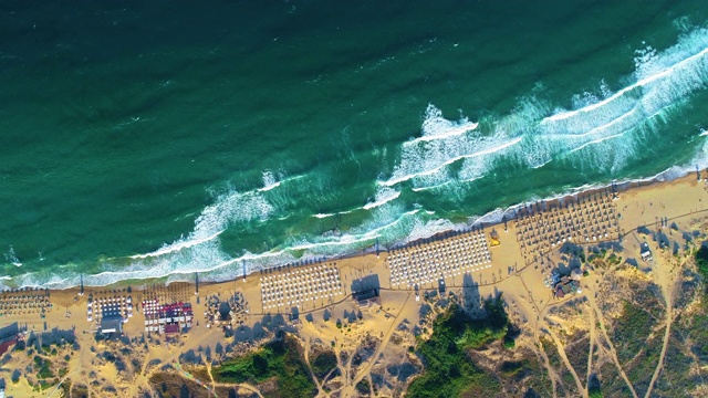 宽无人机空中俯视图侧在索佐波尔斯摩金亚露营海浪平移，保加利亚视频下载