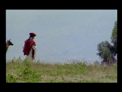 一个土著家庭牵着一只美洲驼穿过草原。视频下载