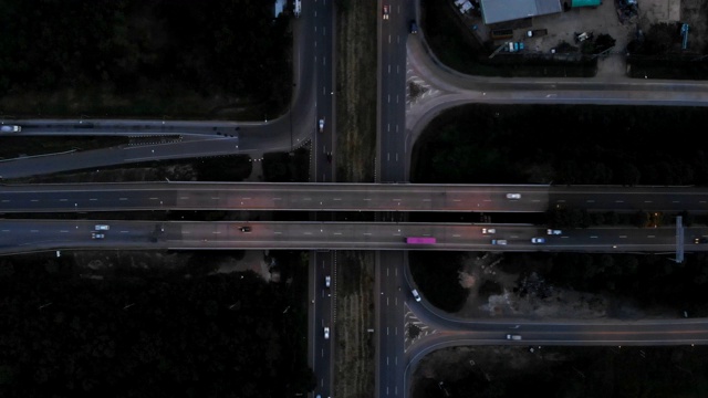 无人机拍摄的视频中，汽车在高速公路上行驶。视频下载
