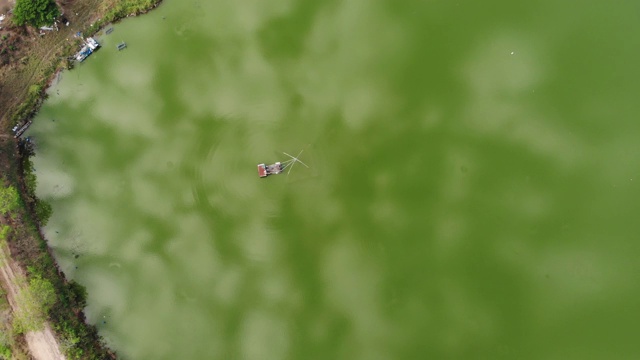 从俯视图上看，绿色湖中的渔船，视频下载