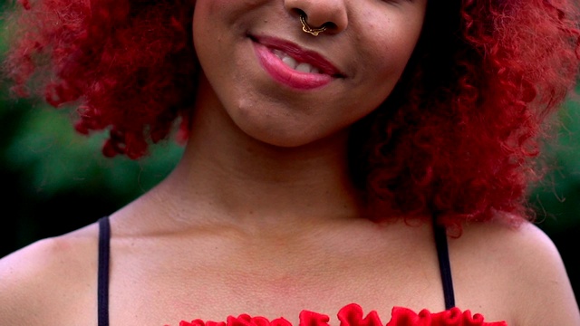 漂亮的年轻红发女鼻环真诚地对着镜头微笑视频下载
