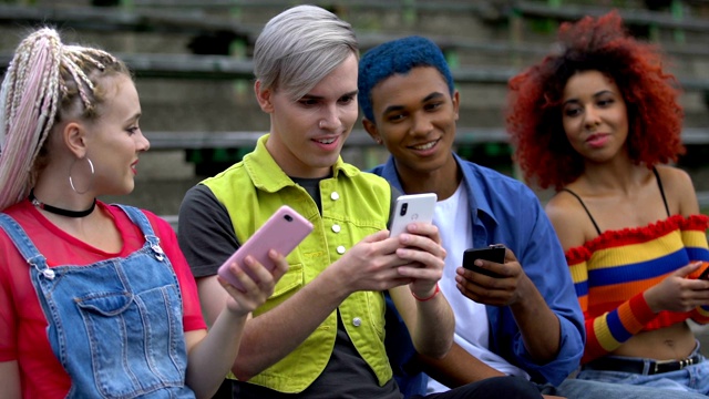 金发潮男向不同种族的朋友展示手机上的新应用，小玩意视频下载