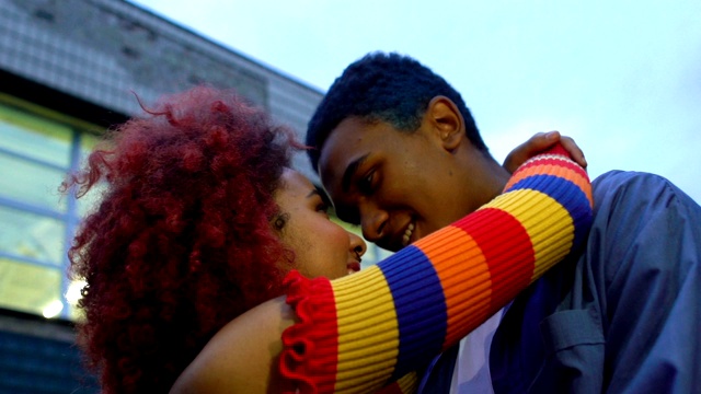 年轻的混血潮夫妇温柔地拥抱和触摸额头，约会视频下载
