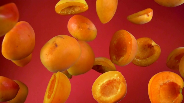 多汁的杏子在红色的背景上弹跳视频下载