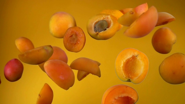 多汁的杏子在黄色的背景上弹跳视频下载