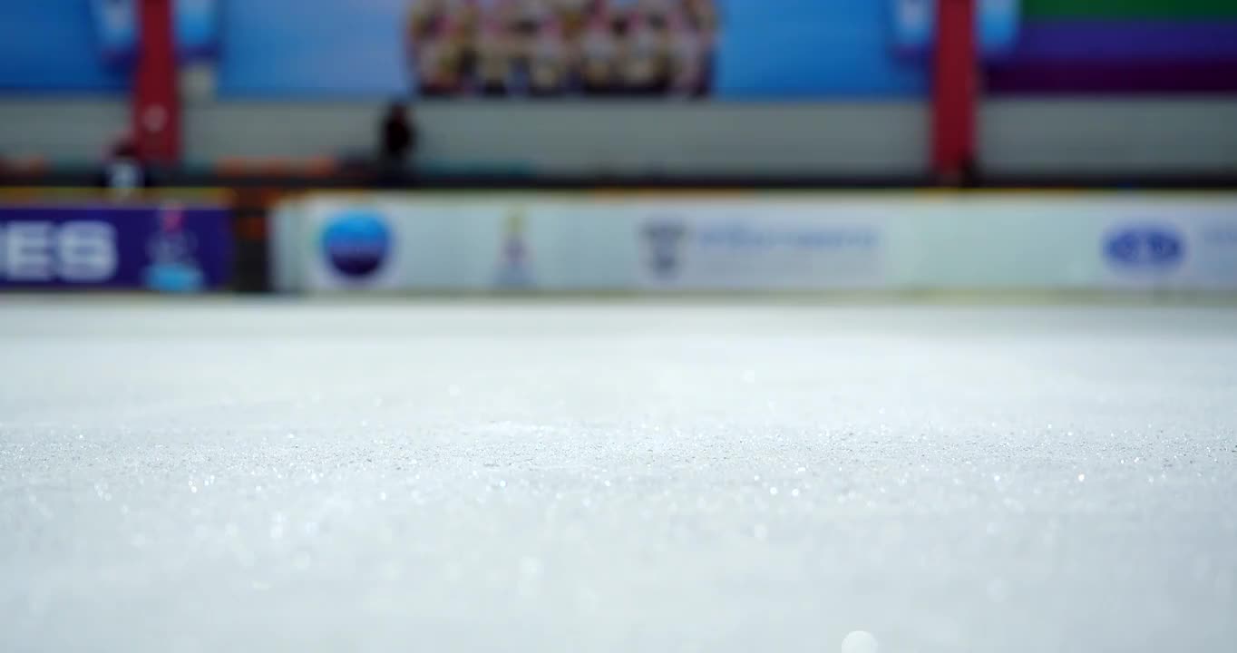 4K慢动作冰球运动员近距离练习在溜冰场停止滑冰视频购买
