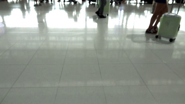旅客在机场行走视频下载