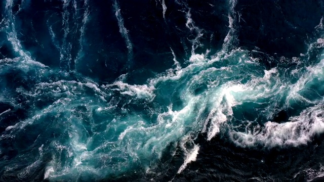江水和大海的波浪在漲潮和退潮時相遇。視頻素材