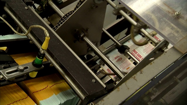 一台自动机器可以将袋装爆米花放在微波炉里。视频素材