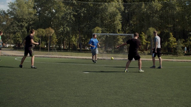 足球队队员在训练期间跑步视频下载