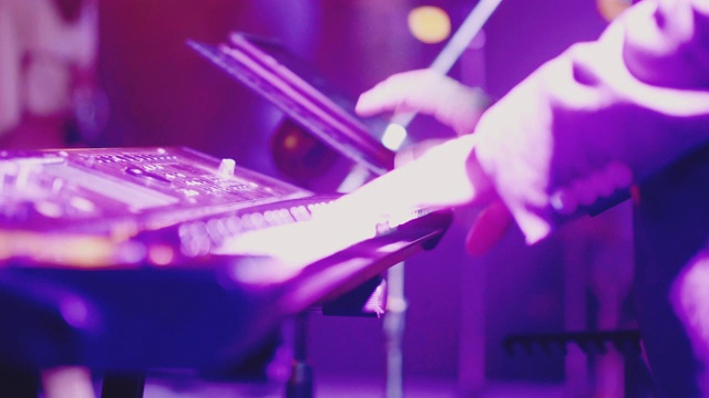 音乐家手弹奏钢琴的特写视频素材