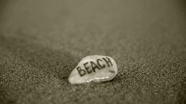 沙滩上的石头上的文字视频下载