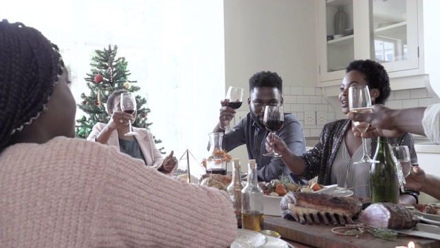 中等镜头，非裔美国人家庭在圣诞节庆祝视频下载