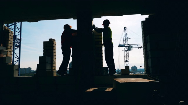 男工人正在砌砖墙视频素材